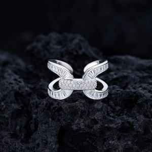 Anello in argento S925 con maglie a doppia C e diamanti pavé su sfondo di pietra vulcanica