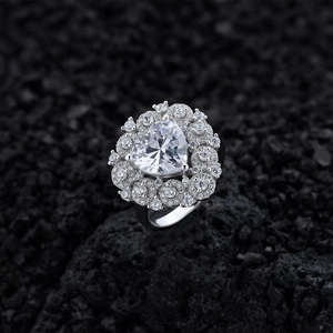 Sparkling S925 sterling silver ring with a large heart-shaped gemstone on black stones