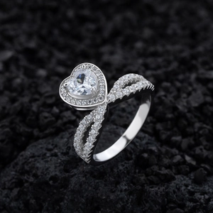 Bague de fiançailles cœur avec halo et anneau infini torsadé en finition argent 925