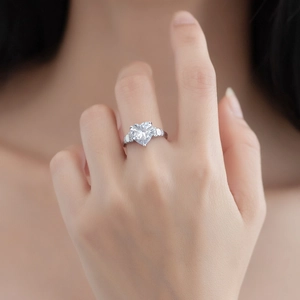 Bague en argent sterling S925 avec diamant en forme de cœur sur une main de modèle