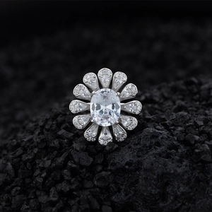 Anello girasole in argento S925 con diamante sintetico ovale e pietre laterali a goccia
