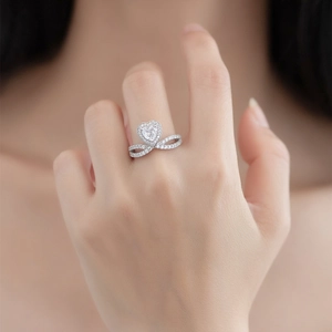 Bague en argent en forme de cœur avec halo scintillant et anneau torsadé pavé pour femme