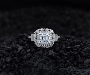 Détail macro d'une bague en diamant taille Asscher sur fond de pierre volcanique noire