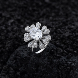 Anello floreale in argento 925 con diamanti simulati ovali su sfondo di pietra nera