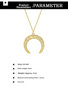Vue macro du pendentif croissant en argent S925 plaqué or 14k serti de zircons fins