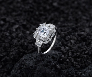 Vue macro du poinçon S925 en argent et du sertissage de l'amas de zircons carrés