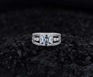Macro-opname van 925 zilveren ring met gespleten schacht en grote vierkante middensteen
