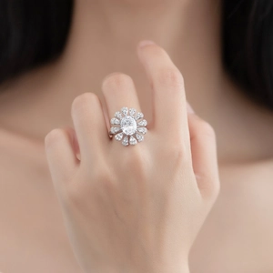 Elegante anello in argento S925 con un grande diamante ovale in un design floreale a raggiera