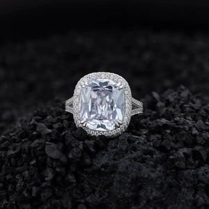 Bague luxueuse en argent S925 avec coupe coussin sur pierre volcanique noire