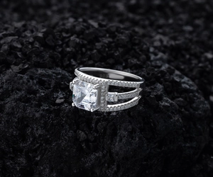 Macro-opname van vierkante steen op 925 zilveren ring met drielaags banddetail