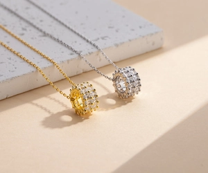 Détail de pendentifs cylindriques en argent et plaqué or 14k avec oxydes de zirconium