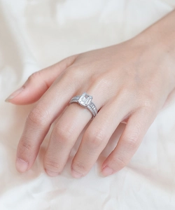 Détail de la bague en argent S925 avec diamant simulé de taille émeraude raffinée