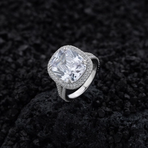 Bague de fiançailles luxueuse en argent S925 avec diamant taille coussin et halo