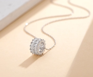 Vue macro du pendentif cylindrique en argent 925 avec double rangée de zircons