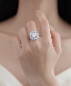 Détail d'une bague en argent sterling avec une grande pierre carrée taillée en radiant