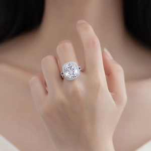 Bague luxueuse en argent 925 avec diamant taille coussin portée sur la main