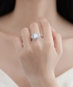 Vue rapprochée d'une bague avec pierre carrée et pavé de diamants sur la main