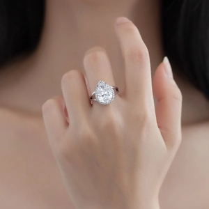 Elegant pear-cut halo teardrop ring in S925 sterling silver with split shank band