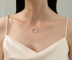 Détail du collier pendentif croissant de lune à texture torsadée en argent 925