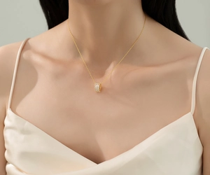 Détail d'un collier pendentif cylindre en argent 925 plaqué or 14k avec zircons sur modèle