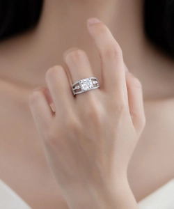 Macro-opname van ring met rechthoekige diamant en drievoudige rij pave-zetting band