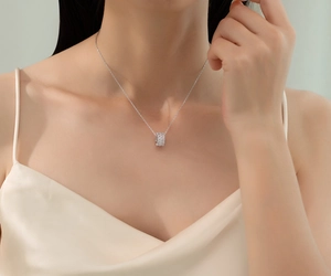 Détail du collier en argent 925 avec pendentif cylindrique serti de zircons blancs