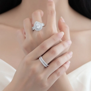 S925 sterling zilveren druppelring set met zirkonia stenen aan een vrouwenhand