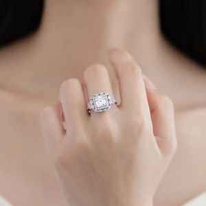 Bague halo carrée de luxe en argent 925 avec diamant taille radiant sur main de mannequin