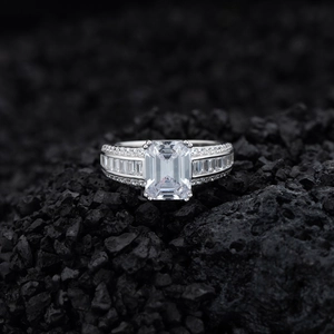Bague élégante en argent 925 avec solitaire taille émeraude et diamants de taille baguette