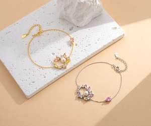 Details von verstellbaren S925 Silberperlenarmbändern mit bunten Zirkon-Blumencharms