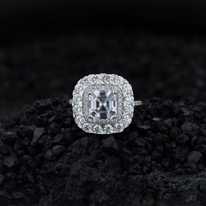 Bague en argent de luxe avec diamant carré et double halo sur fond de pierre volcanique