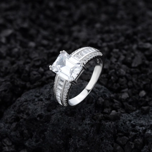 Bague en argent S925 avec diamant taille émeraude sur fond de roche volcanique noire
