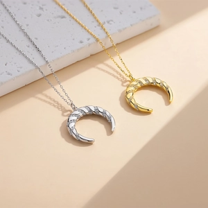 Colliers croissant de lune en argent 925 avec texture torsadée et zircons en doré et argenté