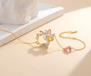 Detailansicht der Blumenkranz-Halskette mit rosa Zirkonia und weißer Perle