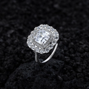 Bague de luxe en argent avec diamant de coupe carrée et serti pavé sur fond de roche noire