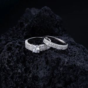 Classic 925 sterling silver ring set with round brilliant cut diamond-like zircons