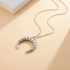 Collier lune en argent sterling 925 avec texture tressée et incrustation de zircons