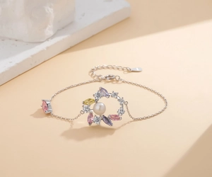 Nahaufnahme von S925 Sterling Silber Armband mit Blumenperle und farbigen Zirkonsteinen