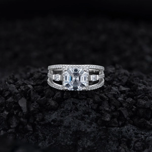 Luxe 925 zilveren ring met smaragd geslepen zirkonia op zwarte vulkanische rotsen