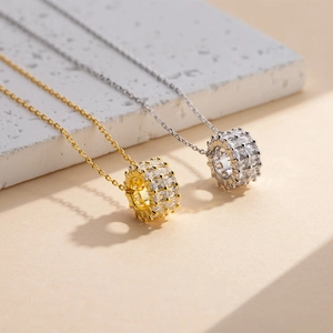 Collier en argent 925 plaqué or 14 carats avec pendentif cylindrique serti de zircons