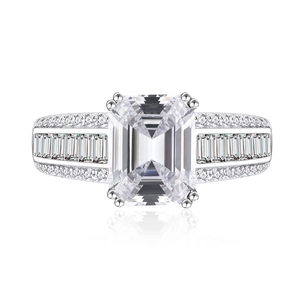 Bague luxueuse en argent S925 avec diamant taille émeraude et pierres latérales baguette