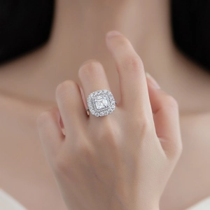 Bague luxueuse en argent halo carré avec diamants étincelants sur main de femme