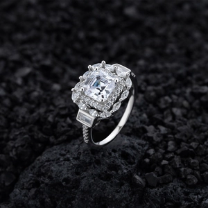 Bague luxe en argent sterling 925 avec diamant carré et halo sur pierre volcanique