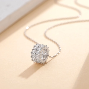 Collier en argent 925 avec pendentif cylindre serti de zircons taille baguette