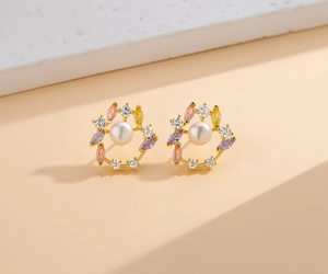 Details von Blattkranz-Goldsteckern mit Perle und bunten Zirkoniasteinen besetzt