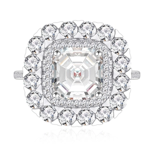 Bague luxueuse en argent avec double halo de diamants et pierre centrale de taille émeraude