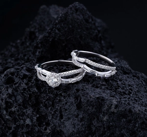 Vue macro d'un ensemble de bagues en argent S925 serti de diamants sur pierre volcanique noire