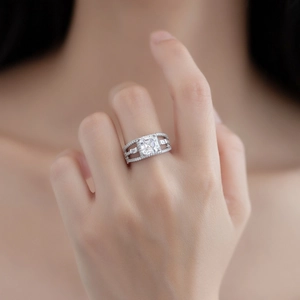 Luxe zilveren ring met een grote vierkant geslepen diamant en pavé dubbele bandontwerp