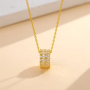 Élégant collier en argent sterling plaqué or 14 carats avec pendentif cylindre ajouré