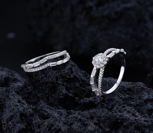 Détail macro d'un ensemble de bagues en argent avec pavé de diamants sur pierre volcanique